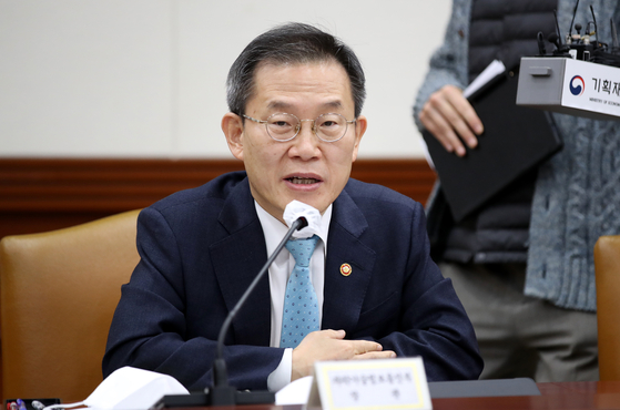 Minister of Science and ICT Lee Jong-ho announces the government's plans to nurture the local streaming services in the global market in an economic ministers' meeting held Friday at the Seoul Government Complex in Jongno District, central Seoul. [NEWS1]