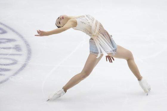 Kim Ye-lim performs an Ina Bauer in the women's free skate program in the Grand Prix of Figure Skating NHK Trophy in Sapporo, Japan on Saturday. [AP/YONHAP]