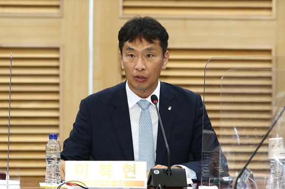 Financial Supervisory Service Governor Lee Bok-hyun speaks at a press event held in western Seoul on Aug. 11. [NEWS1]