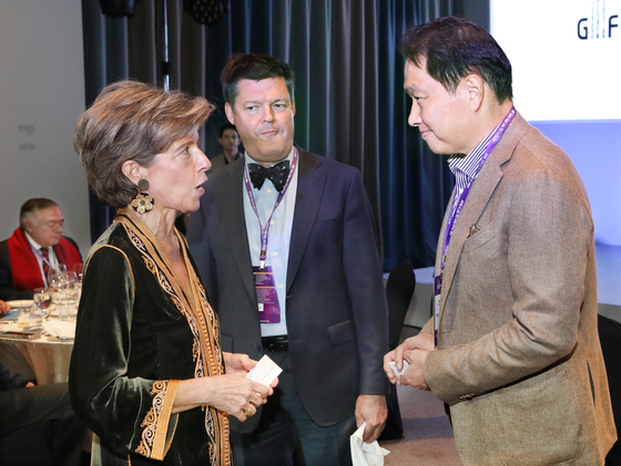 From left, Greek Ambassador to Korea Ekaterini Loupas, Chilean Ambassador to Korea Mathias Francke and SK Group Chairman Chey Tae-won, engage in a discussion during an intermission at the Great Music Festival Charity Night Gala 2022 on Friday. [PARK SANG-MOON]