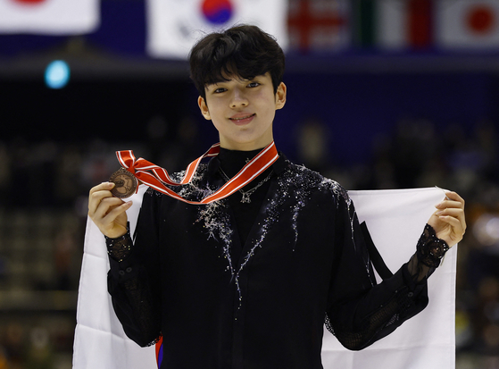 Cha Jun-hwan celebrates on the podium after winning the bronze medal in the men's singles at the ISU Grand Prix of Figure Skating NHK Trophy at the Makomanai Sekisui Heim Ice Arena in Sapporo, Japan on Saturday. [REUTERS/YONHAP]
