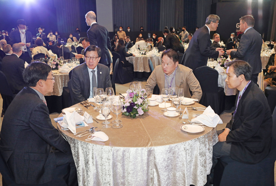 Clockwise from left, Korea JoongAng Daily CEO Cheong Chul-gun, Busan Mayor Park Heong-joon, SK Group Chairman Chey Tae-won and Heart to Heart Foundation President and CEO Oh Jee-chul engage in a conversation during an intermission at the Great Music Festival Charity Night Gala 2022 in Busan on Friday. [PARK SANG-MOON]