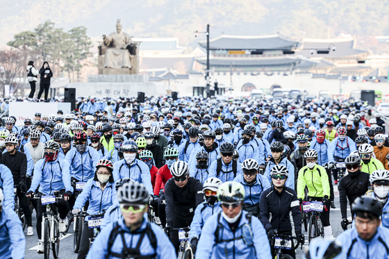 Cyclists begin to pedal at the start line of the Seoul Bike Festival, jointly hosted by the Seoul Metropolitan Government and the JoongAng Ilbo-JTBC, in Gwanghwamun Square in central Seoul on Sunday morning. [KIM KYUNG-ROK]