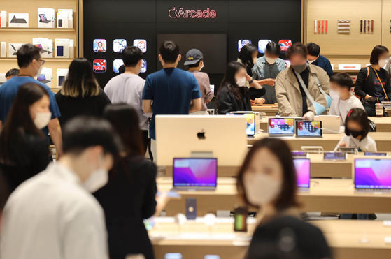 People browse Apple products at an Apple Store in Jamsil, southern Seoul, on Sept. 25. [YONHAP]