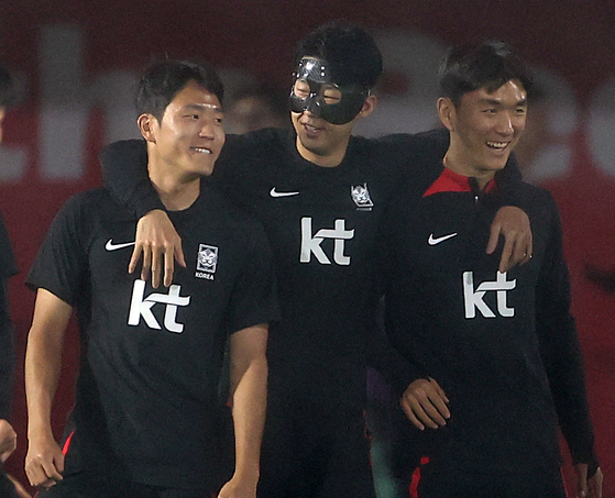 Na Sang-ho, left, trains with teammates Son Heung-min, center, and Hwang In-beom at Al Egla Training Facility in Doha, Qatar on Saturday. [YONHAP]