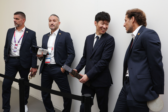 From left: Former Swiss national team goalkeeper Pascal Zuberbuhler, former Italian national team captain and 2006 World Cup winner Gianluca Zambrotta, former Korean national team captain Park Ji-sung and former Uruguayan national team striker and 2010 World Cup Golden Boot winner Diego Forlan chat on the sidelines of the opening ceremony for the Hyundai Motor FIFA Museum in Doha, Qatar on Wednesday. The museum, which currently houses the original Jules Rimet Cup, will be open to the public from Nov. 19 to Dec. 18.  [NEWS1]