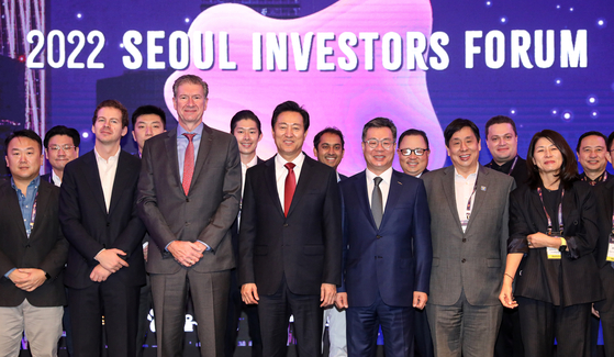 Seoul Mayor Oh Se-hoon, fourth from left in the front row, poses with participants at the opening ceremony of the Seoul Investors Forum at the Conrad Hotel in Yeouido, western Seoul, on Monday. [NEWS1]