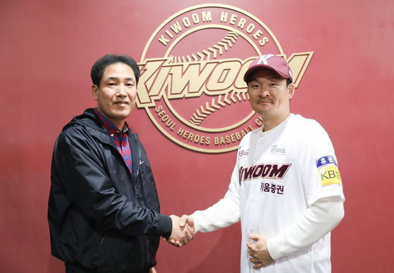 Won Jong-hyan, right, poses with Kiwoom Heroes general manager Ko Hyung-wook in a photo released by the Heroes on Saturday.  [YONHAP]