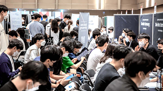 Korea University students wait in line for employment consultations at a job fair on campus earlier this month. [KOREA UNIVERSITY]