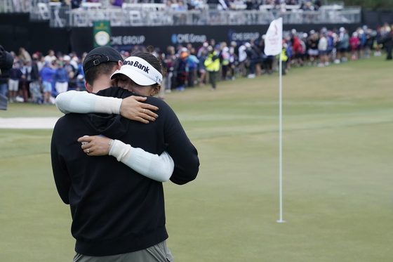 Lydia Ko, right, of New Zealand, hugs her fiance after winning the LPGA CME Group Tour Championship golf tournament at Tiburon Golf Club on Sunday in Naples, Florida. [AP/YONHAP]
