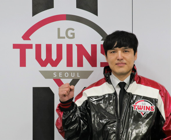 Park Dong-Won poses after signing with the LG Twins in a photo released by the club on Monday.  [LG TWINS]