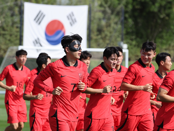 Son Heung-min wears a mask to protect his face during a Korean national team training session on Wednesday at Al Egla Training Facility in Doha, Qatar. [YONHAP]