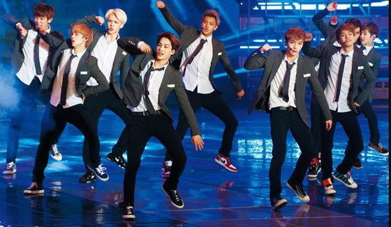 Boy band Exo performs "Growl" (2013) in school-uniform inspired stage clothes [JOONGANG ILBO]