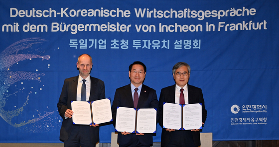 Incheon city mayor Yoo Jeong-bok, center, and Incheon Free Economic Zone Commissioner Kim Jin-yong, right, during a signing ceremony with Therme Group in Frankfurt on Thursday. [Incheon FREE ECONOMIC ZONE] 
