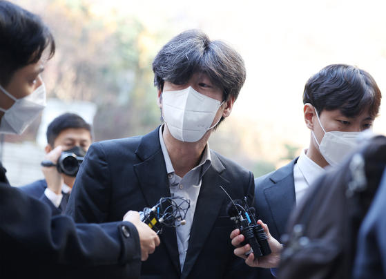 Lawyer Nam Wook, a key figure in the Daejang-dong development corruption scandal, is surrounded by reporters as he walks to his trial at the Seoul Central District Court in Seocho District, southern Seoul on Monday. [YONHAP] 