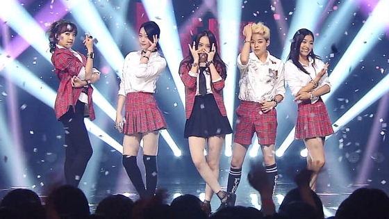 Girl group f(x) perform "Rum Pum Pum Pum" (2013) in school-uniform inspired stage clothes [SCREEN CAPTURE]