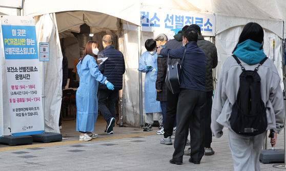 People line up to get tested for Covid-19 outside a testing center in Nowon District, northern Seoul, on Monday. [YONHAP]