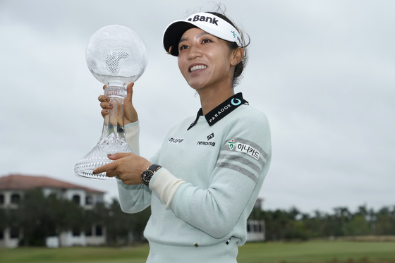 Lydia Ko of New Zealand poses with the trophy after winning the LPGA CME Group Tour Championship on Sunday at Tiburon Golf Club on Sunday in Naples, Florida. [AP/YONHAP]