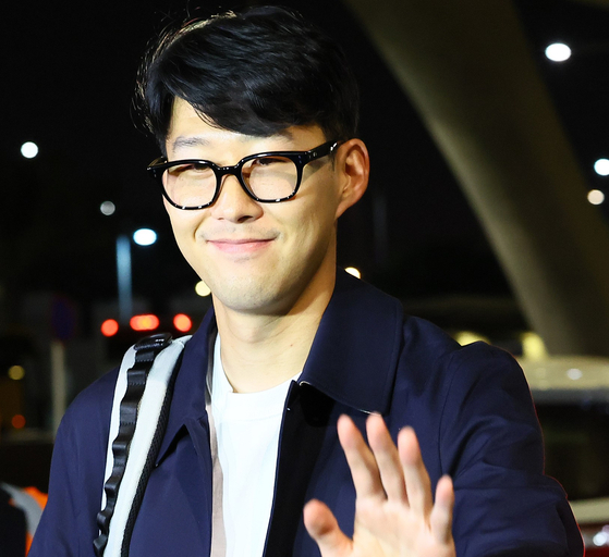 Son Heung-min arrived in Doha on Tuesday night to join the Korean national team preparing for the 2022 Qatar World Cup.  [JOONGANG ILBO]