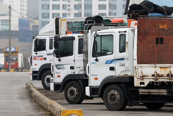 Trucks are parked at Seobu Truck Terminal in Yangcheon District, western Seoul, on Tuesday. [NEWS1]