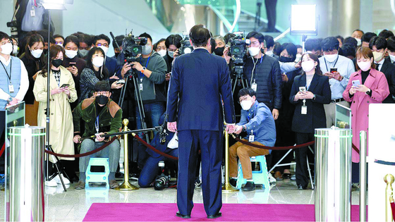 President Yoon Suk-yeol, center, in a doorstepping session at the presidential office in Yongsan District, central Seoul on Nov. 10. [NEWS1]