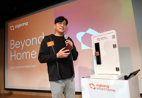 Ahn Sung-ho, CEO of zigbang, poses with the new SHP-R80, a door lock that can be unlocked using a Samsung Pay-installed phone. [ZIGBANG]