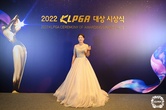 Park Min-ji celebrates taking the wins award at the KLPGA awards ceremony at Grand InterContinental Seoul Parnas in Gangnam, southern Seoul on Monday. [KLPGA]