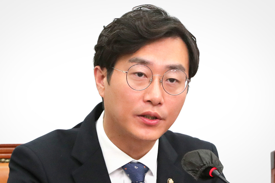 Democratic Party (DP) Rep. Jang Kyung-tae speaks during a supreme council meeting at the National Assembly in Yeouido, western Seoul, on Nov. 14. [NEWS1]