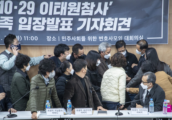 A relative who lost a loved one in the Itaewon tragedy loses balance on Tuesday while urging the government to offer a sincere apology to the victims and investigate criminal liability in a joint press conference in southern Seoul. [YONHAP]