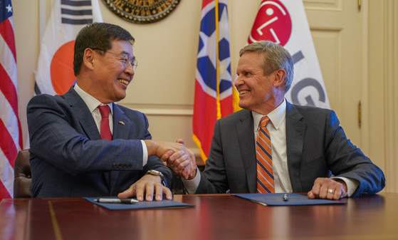 LG Chem CEO Shin Hak-cheol, left, and Tennessee Governor Bill Lee shake hands after signing an agreement to build a cathode manufacturing plant in Clarksville, Tennessee, on Tuesday. [LG CHEM] 