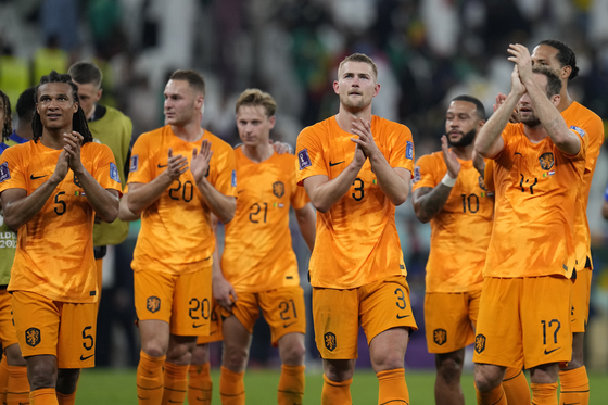Dutch players celebrate at the end of a Group A match between Senegal and Netherlands at the Al Thumama Stadium in Doha, Qatar on Monday.  [AP/YONHAP]