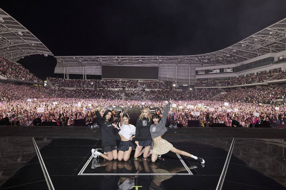 Girl group Blackpink with its fans during its concert at Banc of California Stadium in Los Angeles which ran from Nov. 19 to 20 [YG ENTERTAINMENT]