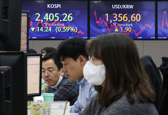 Electronic display boards at Hana Bank in central Seoul show stock and foreign exchange markets on Wednesday morning. [YONHAP]