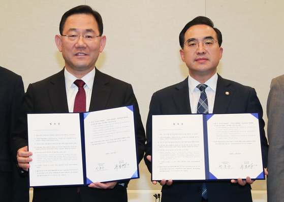 Joo Ho-young, left, floor leader of the People Power Party, and his Democratic Party counterpart Park Hong-keun announce an agreement on a parliamentary probe into the Itaewon tragedy during a news conference at the National Assembly in Seoul on Wednesday. [NEWS1]
