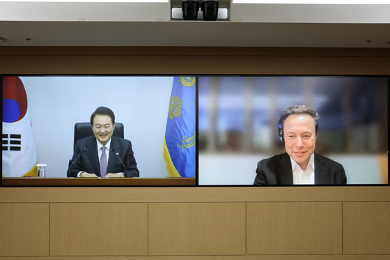 President Yoon Suk-yeol and Elon Musk speak during a virutal meeting Wednesday. [NEWS1]