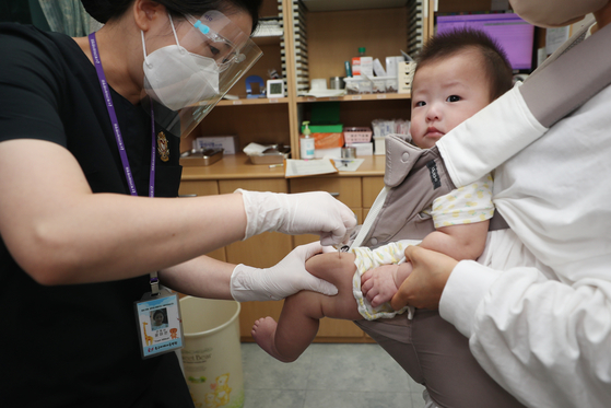 A baby gets a flu shot at a hospital in Gwangju on Sept. 21, 2022. [YONHAP]