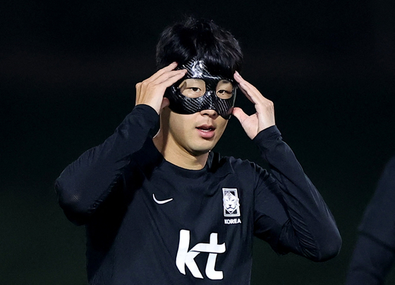 Son Heung-min wears a carbon-fiber mask during a training session at Al Egla Training Site in Doha, Qatar on Tuesday. [REUTERS/YONHAP]