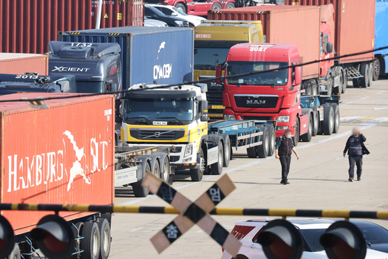 Cargo trucks are seen at the Uiwang Inland Container Depot in Gyeonggi on Wednesday. Cargo Truckers Solidarity, a union under the Korean Confederation of Trade Unions, will go on strike Thursday to demand permanent implementation of a freight charge system. [YONHAP] 