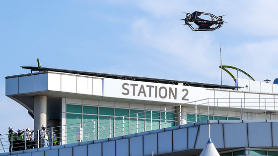 The SKYLA-V2 urban air mobility (UAM) vehicle flies around the Ara Marina conventional center in Gimpo, Gyeonggi, on Wednesday during a test flight event organized by the Ministry of Land, Infrastructure and Transport. [YONHAP]