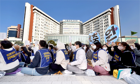 Workers strike in front of Seoul National University Hospital in Jongno District, central Seoul as the Korean Confederation of Trade Unions (KCTU) launched a general strike on Wednesday, demanding improved labor rights. However, emergency rooms and intensive care units continued operating as usual. Chapters of the KCTU representing workers from the National Health Insurance Service and other medical sectors also began a walkout Wednesday. [YONHAP]