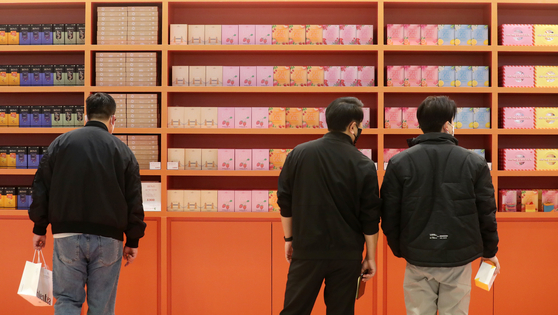 Visitors take a look at the tea and coffee products on display at the Cafe Show Seoul 2022 held at Coex, southern Seoul, on Wednesday. The event, participated in by 627 companies from 35 different countries, runs until Nov. 26. [NEWS1]
