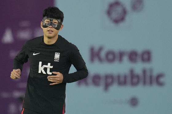 Son Heung-min warms up during a training session at Al Egla Training Site in Doha, Qatar on Tuesday. [AP/YONHAP]