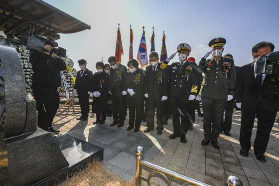 Military officials take part in a ceremony commemorating the North Korean artillery shelling of Yeonpyeong Island on Nov. 23, 2010, which killed two Marines and two civilians, at Daejeon National Cemetery in Daejeon Wednesday. [KIM SEONG-TAE]
