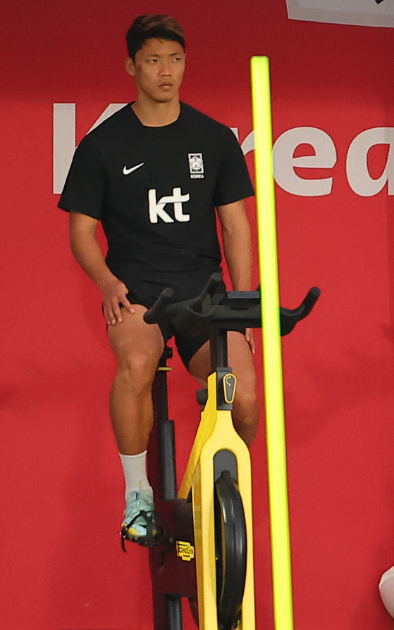 Hwang Hee-chan trains on a bike during a training session at Al Egla Training Site in Doha, Qatar on Tuesday. [YONHAP]