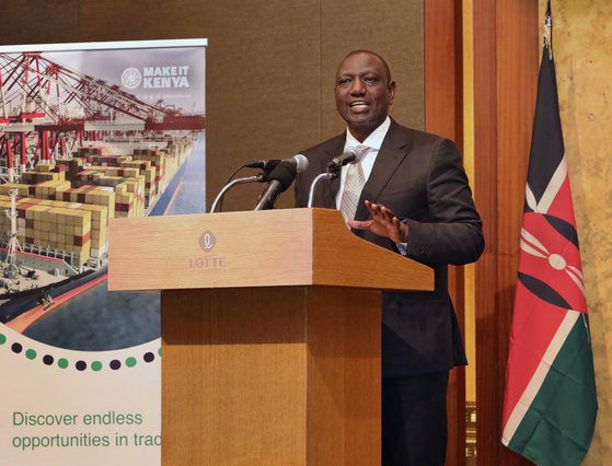 Kenyan President William Ruto addresses Korean executives and investors at a forum hosted by the Embassy of Kenya in Seoul at the Lotte Hotel on Wednesday. [PARK SANG-MOON]