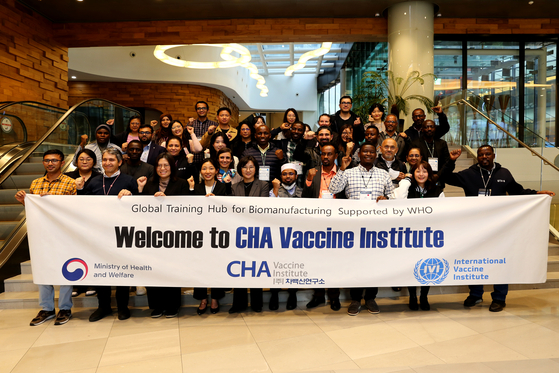 Participants of the training program take a photo after a tour to CHA Vaccine Institute in Seongnam, Gyeonggi, on Nov. 11. [CHA VACCINE INSTITUTE]