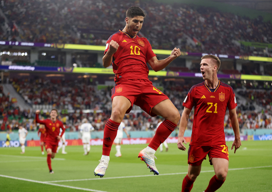 Spain's Marco Asensio, left, celebrates scoring their second goal against Costa Rica with Dani Olmo at Al Thumama Stadium on Wednesday in Doha, Qatar. [REUTERS/YONHAP]