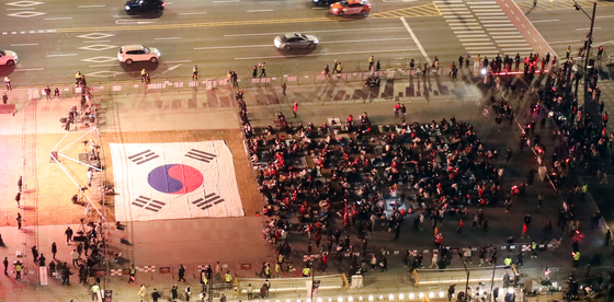 Crowds gather to watch the 2022 Qatar World Cup in Gwanghwamun Square in central Seoul Thursday, ahead of a Group H match between South Korea and Uruguay. Hundreds of police officers were dispatched as thousands of people were expected to show up. [NEWS1]