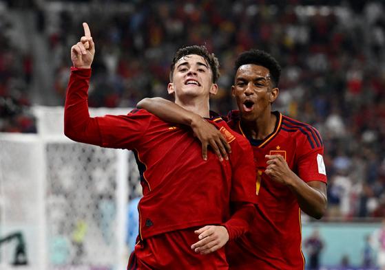 왼쪽부터 스페인의 가비가 수요일 카타르의 알 투마마 스타디움에서 열린 코스타리카와의 경기에서 다섯 번째 골을 넣은 뒤 기뻐하고 있다.  [REUTERS/YONHAP]