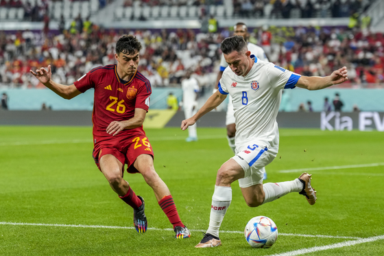  Spain's Pedri, left, vies for the ball with Costa Rica's Bryan Oviedo, right, during the World Cup group E football match between Spain and Costa Rica, at the Al Thumama Stadium in Doha, Qatar, on Wednesday. [AP/YONHAP]